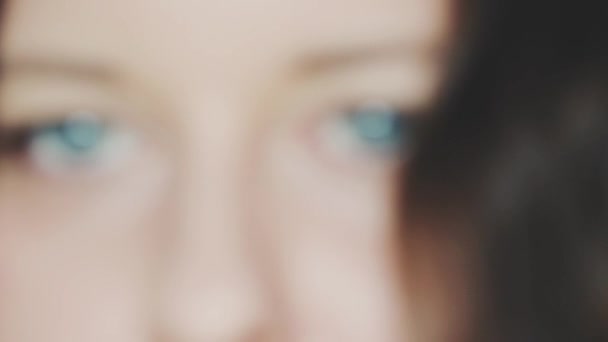Olhos azuis close-up, visão da jovem mulher olhando para longe, cuidados de saúde e visão conceito — Vídeo de Stock
