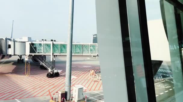 LOT Polish Airlines vista desde la ventana del aeropuerto durante la pandemia de coronavirus, el transporte y los viajes — Vídeo de stock