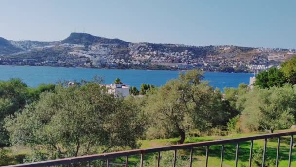 Vedere la mare mediteraneană, munți și sat sudic, peisaj panoramic în ziua însorită, vacanță și destinație de călătorie — Videoclip de stoc