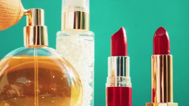 Produits de maquillage sur fond vert, ensemble de soins de la peau, parfums et rouges à lèvres, cosmétiques de vacances et marque de beauté de luxe — Video