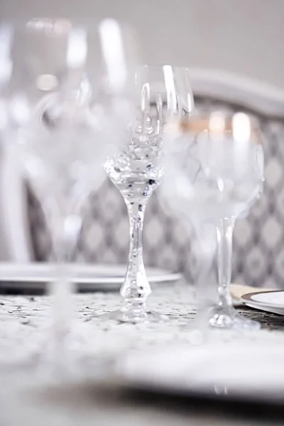 Vidrios de cristal como cristalería de mesa de lujo y diseño de vidrio bohemio, decoración para el hogar y decoración de eventos — Foto de Stock