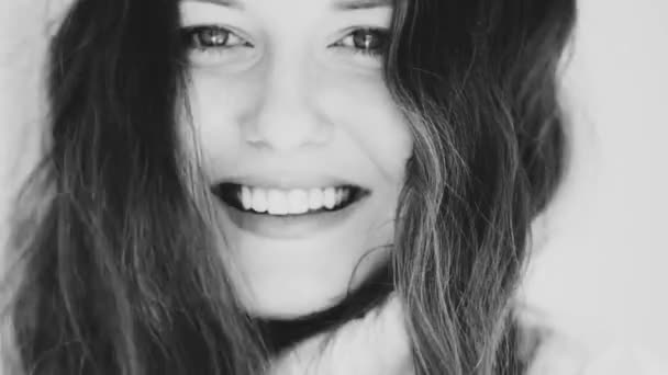 Hermosa cara de mujer sonriente con maquillaje natural, piel brillante y sonrisa dentada saludable, retrato de cerca y cabello castaño barrido por el viento — Vídeo de stock