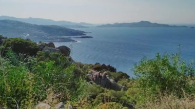 Akdeniz manzarası, dağlar ve güney köyü, güneşli bir günde panoramik manzara, tatil ve seyahat yeri