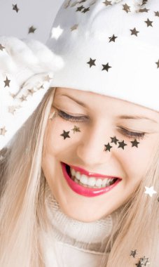 Noel zamanı güzel sarışın kız, kış mevsiminde alışveriş ve tatil markası için olumlu duyguları olan kadın.