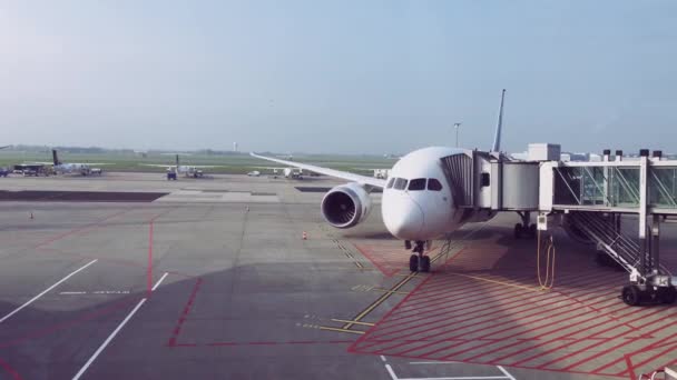 Pandangan pesawat LOT Polish Airlines dari jendela bandara selama pandemi coronavirus, transportasi dan perjalanan — Stok Video