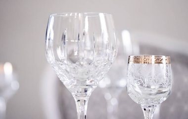 Lüks masa örtüsü olarak kristal bardaklar ve bohem cam tasarımı, ev dekorasyonu ve etkinlik dekorasyonu
