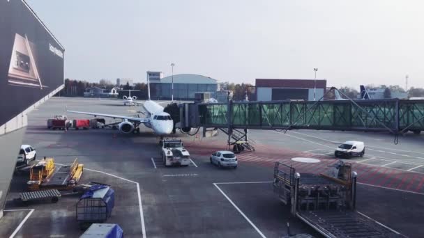 コロナウイルスパンデミック、輸送、旅行中の空港窓からの多くのポーランド航空の飛行機の眺め — ストック動画