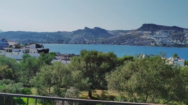 Vue sur la mer Méditerranée, montagnes et village du sud, paysage panoramique le jour ensoleillé, vacances et destination de voyage — Video