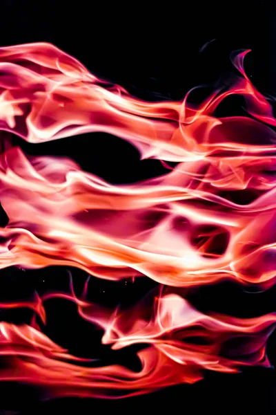 Rote Feuerflammen als Naturelement und abstrakter Hintergrund — Stockfoto