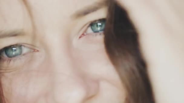 Olhos azuis close-up, visão da jovem mulher olhando para longe, cuidados de saúde e visão conceito — Vídeo de Stock