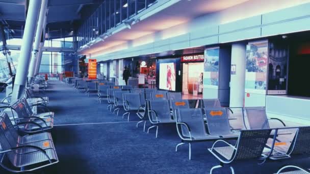 코로나 바이러스가 유행하는 동안빈 공항 내부, 마스크를 착용하고 건강과 여행을 하는 승객 — 비디오