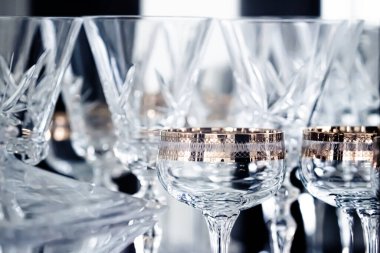 Lüks masa örtüsü olarak kristal bardaklar ve bohem cam tasarımı, ev dekorasyonu ve etkinlik dekorasyonu