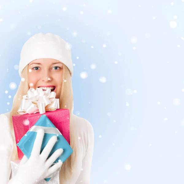 Donna felice che tiene regali di Natale, sfondo blu e brillantini di neve con copyspace, shopping e vacanze — Foto Stock