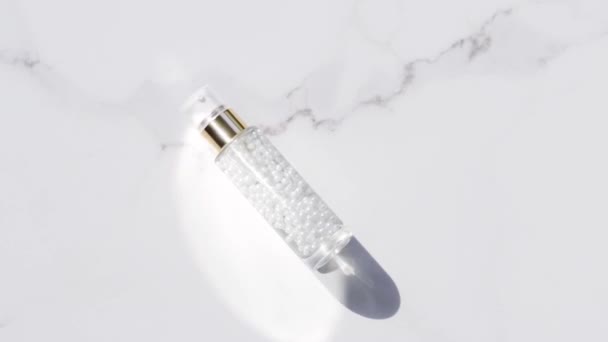 Косметический продукт на мраморе, роскошные бутылки для кожи и жемчужный крем, здоровье и красота — стоковое видео