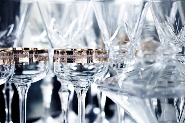 Vidrios de cristal como cristalería de mesa de lujo y diseño de vidrio bohemio, decoración para el hogar y decoración de eventos —  Fotos de Stock