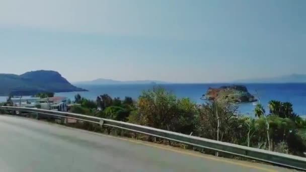 Vistas al mar Mediterráneo, montañas y pueblo del sur, paisaje panorámico en el día soleado, vacaciones y destino de viaje — Vídeos de Stock