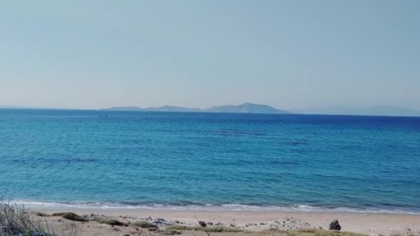 Vistas al mar Mediterráneo, montañas y pueblo del sur, paisaje panorámico en el día soleado, vacaciones y destino de viaje — Vídeos de Stock