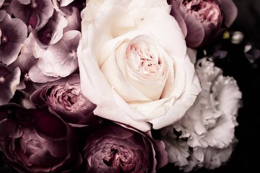 Hediye olarak çiçek buketi, çiçekçide ya da internet dağıtımında gül çiçeği aranjmanı, romantik hediye ve lüks ev dekorasyonu