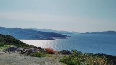 Akdeniz manzarası, dağlar ve güney köyü, güneşli bir günde panoramik manzara, tatil ve seyahat yeri