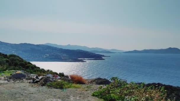 Mediterrán kilátás a tengerre, hegyek és a déli falu, panorámás táj a napsütéses napon, nyaralás és utazási cél — Stock videók