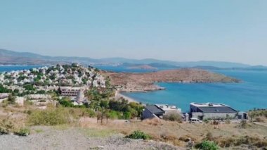 Akdeniz manzarası, dağlar ve güney köyü, güneşli bir günde panoramik manzara, tatil ve seyahat yeri