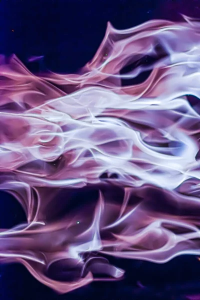 Abstrakter lila Rauch als minimaler Hintergrund, magischer Hintergrund und Flow-Design — Stockfoto