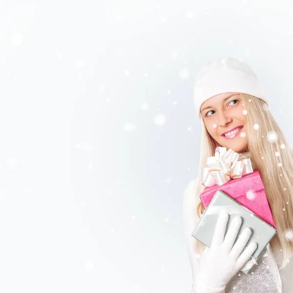 Donna felice che tiene regali di Natale, sfondo argento e brillantini di neve con copyspace, shopping e vacanze — Foto Stock