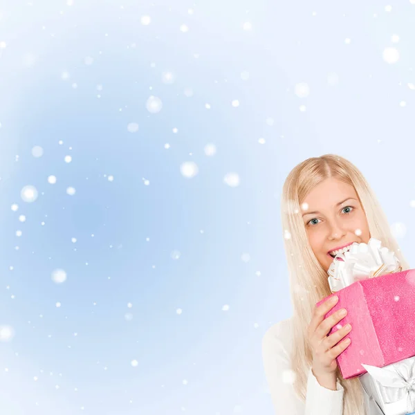 Donna felice che tiene regali di Natale, sfondo blu e brillantini di neve con copyspace, shopping e vacanze — Foto Stock