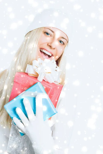Donna felice che tiene regali di Natale, sfondo argento e brillantini di neve con copyspace, shopping e vacanze — Foto Stock