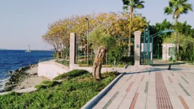 Akdeniz manzarası, dağlar ve güney köyü, güneşli bir günde panoramik manzara, tatil ve seyahat yeri