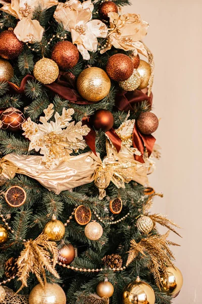 Altın Noel ağacı görünümü, köy tarzı dekorasyon tatil evi dekorasyonu. — Stok fotoğraf