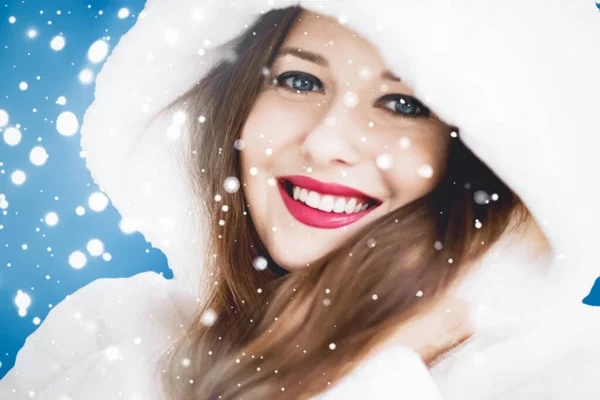 С Рождеством и зимним праздником портрет молодой женщины в белой шубе в капюшоне, снег на синем фоне, мода и образ жизни — стоковое фото