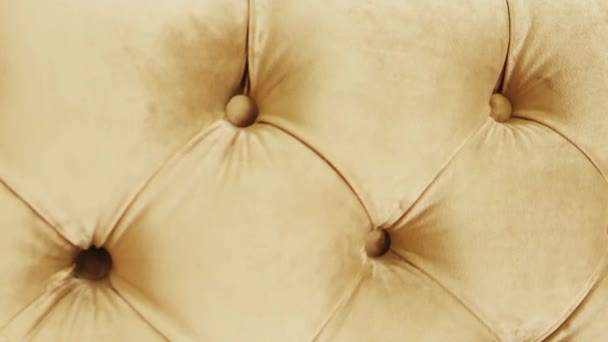 Золотий стьобаний велюровий матеріал, оббивка з гудзиками для розкішних меблів, класичний декор будинку та королівський дизайн інтер'єру — стокове відео