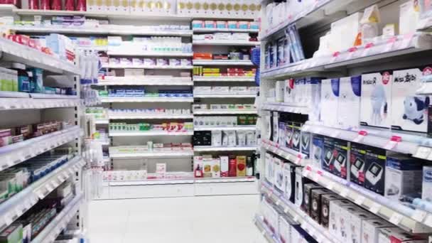 Pharmacie en cas de pandémie et de crise sanitaire mondiale, étagères de pharmacie avec produits pharmaceutiques, soins de santé et concept de médecine — Video