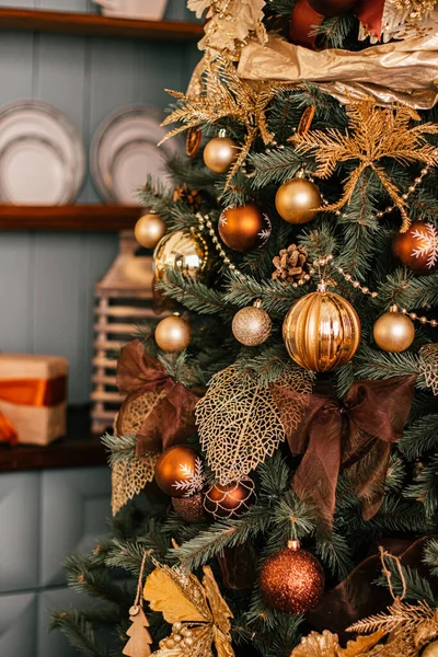 Altın Noel ağacı görünümü, köy tarzı dekorasyon tatil evi dekorasyonu. — Stok fotoğraf