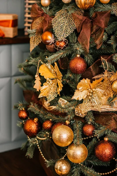 Altın Noel ağacı görünümü, köy tarzı dekorasyon tatil evi dekorasyonu. — Stok fotoğraf