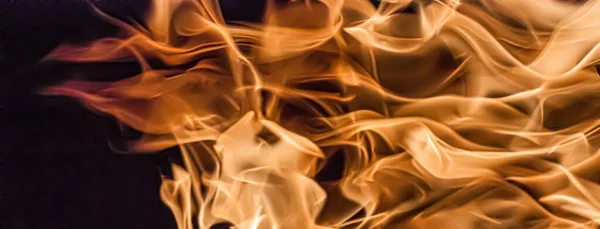 Feuerflammen als Naturelement und abstrakter Hintergrund — Stockfoto