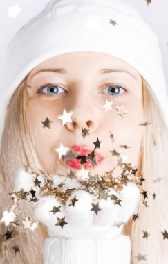 Noel zamanı sarışın kız, kış mevsiminde alışveriş ve tatil markası için olumlu duyguları olan kadın.