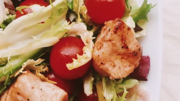Chicken salad with cherry tomatoes, lettuce and veggies for healthy diet, food delivery service and order online — Stock Video