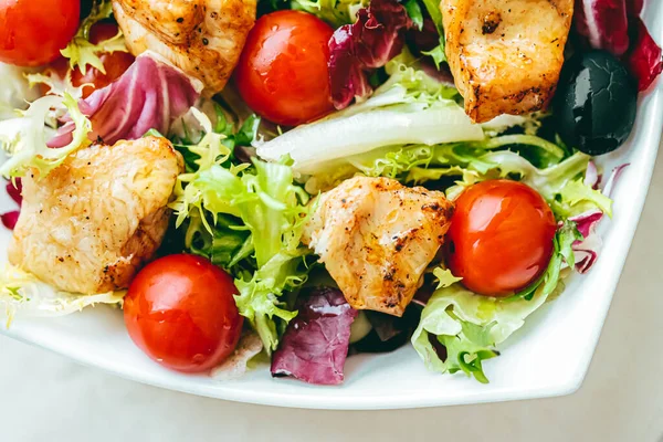 Kycklingsallad med körsbärstomater, sallad och grönsaker för hälsosam kost, matleverans och beställa online — Stockfoto