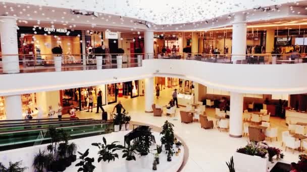 Shopping mall interiör under pandemi, butik och butiker öppna för kunder, bär masker — Stockvideo
