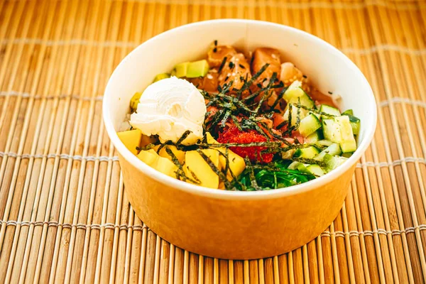 Ensalada de salmón asiático con mango, queso crema y verduras para una dieta saludable, servicio de entrega de alimentos y pedidos en línea — Foto de Stock