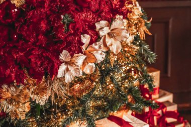 Geleneksel Noel ağacı görünümü, klasik tarz dekorasyon ve tatil evi dekorasyonu