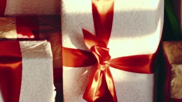 Подарочные коробки и традиционная елка, завернутые подарки и декор в колониальном стиле, как украшение дома отдыха — стоковое видео