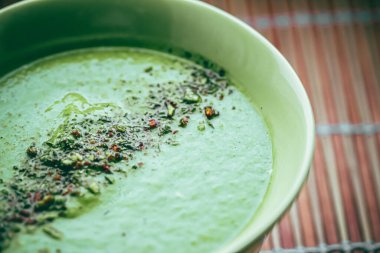 Avokadolu çiğ çorba, yeşil bezelye, ıspanak ve baharatlar sağlıklı beslenme için, gıda teslimatı ve internetten sipariş.