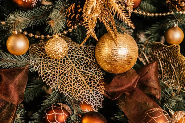 Altın Noel ağacı görünümü, köy tarzı dekorasyon tatil evi dekorasyonu. — Stok fotoğraf