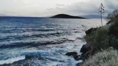 Akdeniz manzarası, dağlar ve güney köyü, güneşli bir günde panoramik manzara, tatil ve seyahat yeri