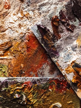 Sanatçı stüdyosunda sanat aletleri, boya fırçaları ve yağ paleti, yaratıcı hobi ve sanatsal çalışma alanı