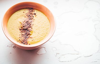 Sağlıklı beslenme için baharatlı balkabağı çorbası, yemek teslimatı ve internetten sipariş.