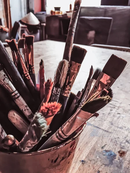 Art tools in artist studio, paint brushes and oil palette, creative hobby and artistic workspace — Stock Photo, Image